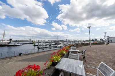 Hotel Restaurant de Boegschroef - Terras met havenzicht